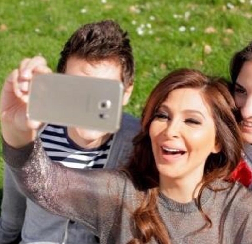 إليسا تكشف عن صور من كواليس فيديو كليب يا مرايتي