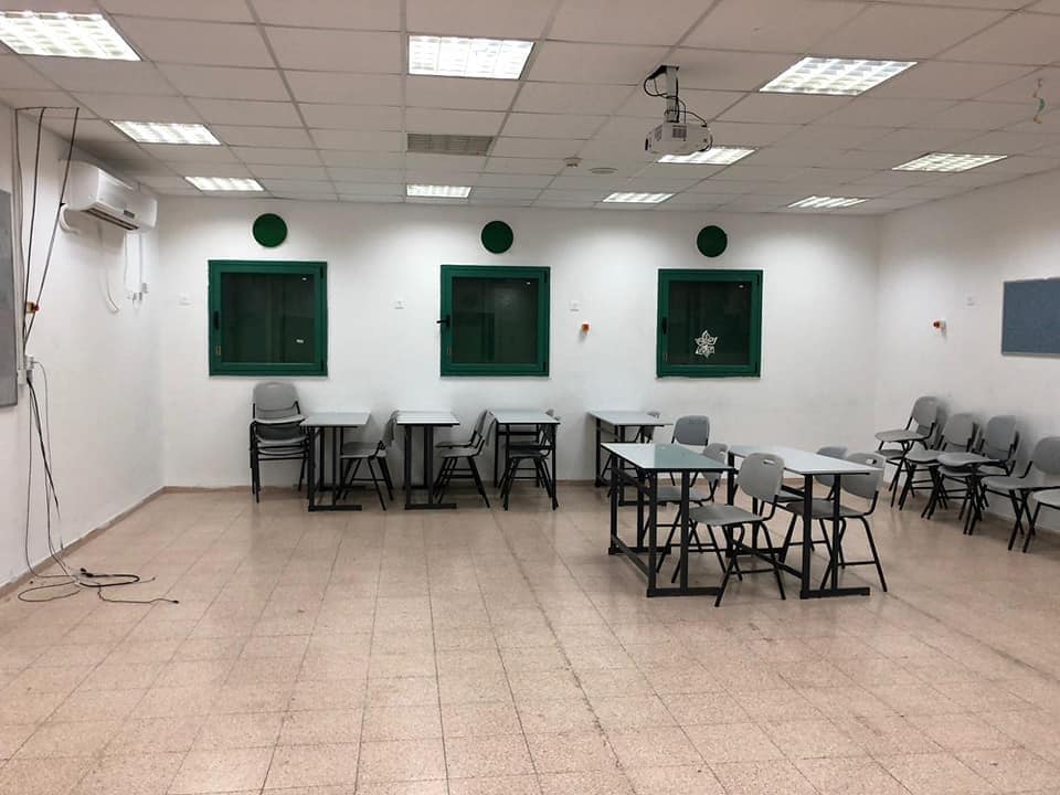 المجلس المحلي يستثمر في الطالب ويغيير الصفوف الى صفوف دافئة وملونة كي يطيب التعلم فيها .