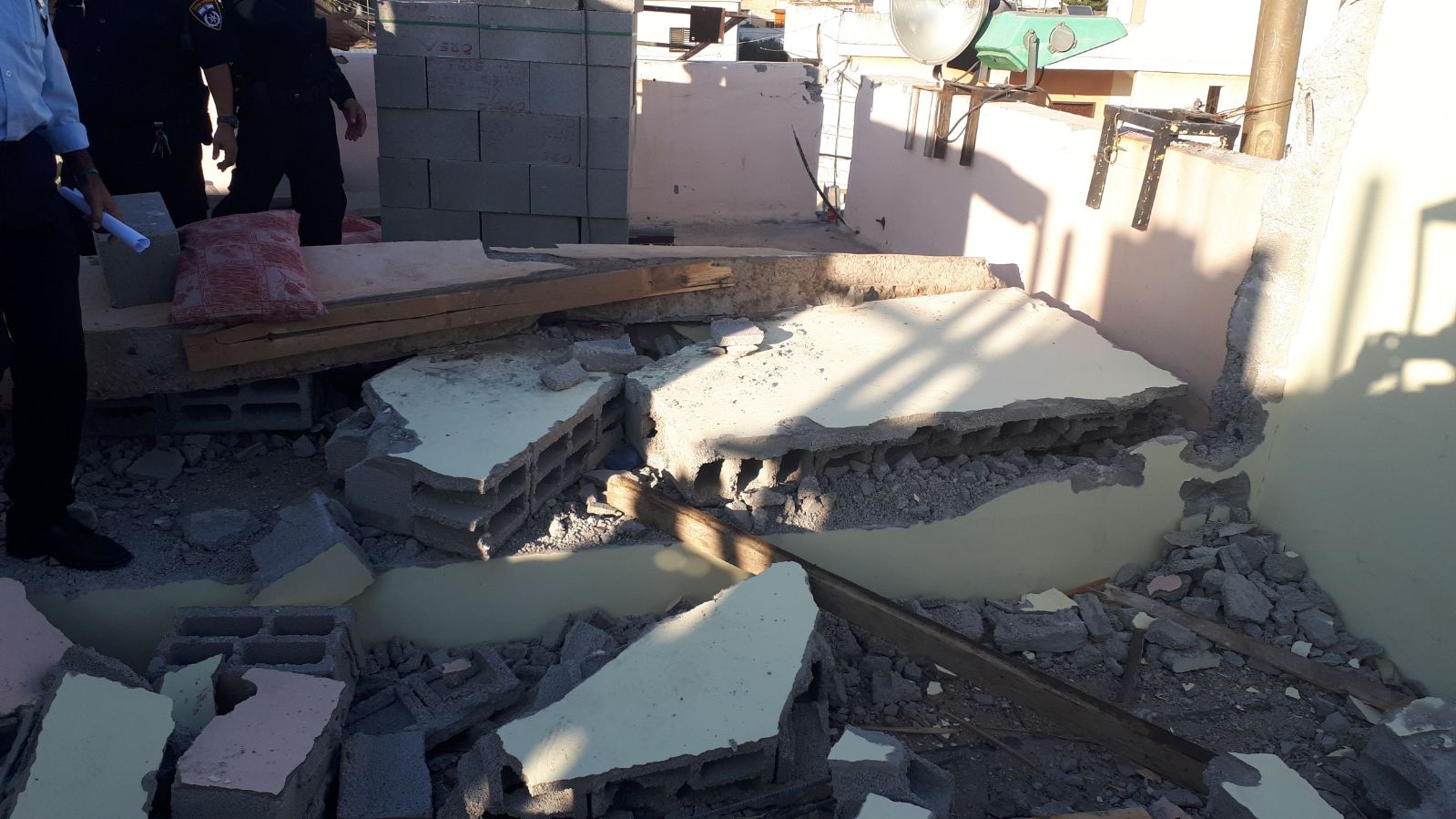 أنباء أولية: إنهيار جدار في بلدة المغار وطواقم الإنقاذ تبحث عن عالقين