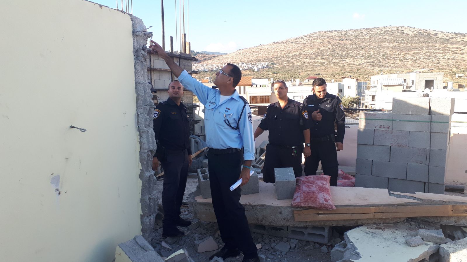 أنباء أولية: إنهيار جدار في بلدة المغار وطواقم الإنقاذ تبحث عن عالقين
