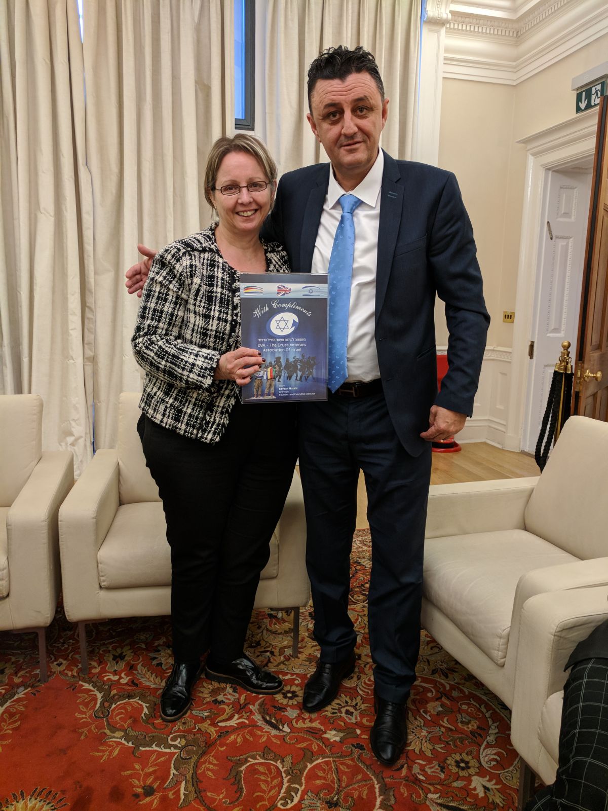 קופטאן חלבי בראש משלחת הסברה לאנגליה