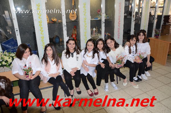 الثالث في المدرسة الحديثة يحتفل بعيد الام