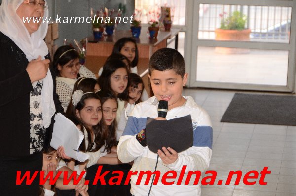 الثالث في المدرسة الحديثة يحتفل بعيد الام
