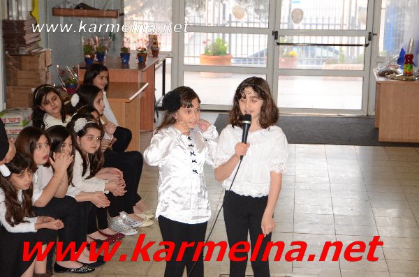 الثالث في المدرسة الحديثة يحتفل بعيد الام