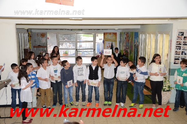 الثالث في المدرسة الحديثة يحتفل بعيد الام