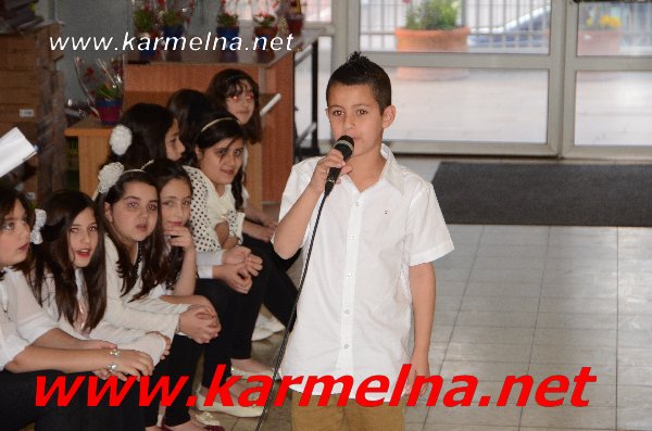 الثالث في المدرسة الحديثة يحتفل بعيد الام