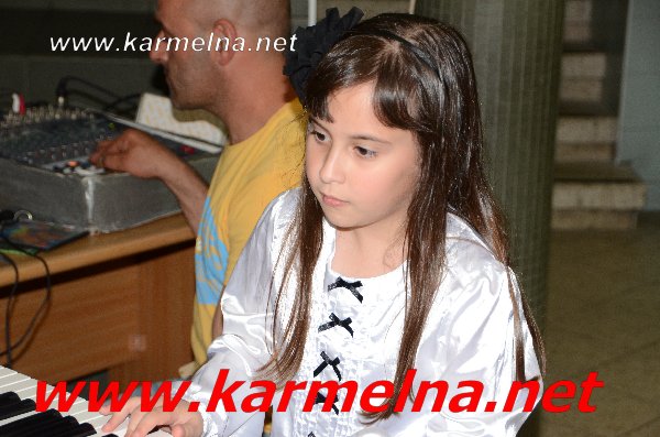 الثالث في المدرسة الحديثة يحتفل بعيد الام