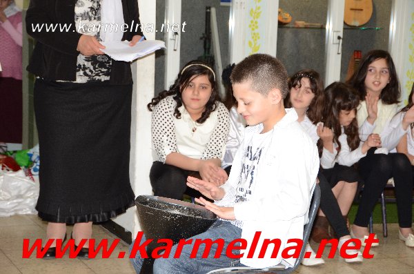 الثالث في المدرسة الحديثة يحتفل بعيد الام
