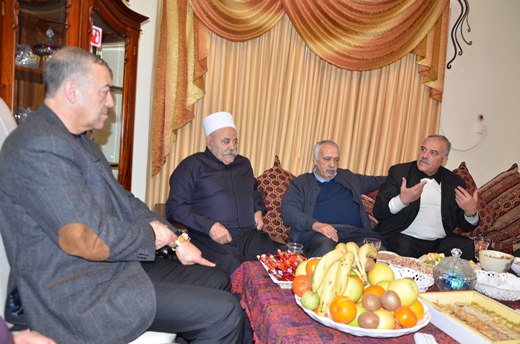 وفد فلسطيني يزور النائب اكرم حسون ويطالبه بإحياء عملية السلام!