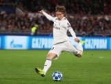 الكرة الذهبية تهجر ميسي ورونالدو ومودريتش الأوفر حظا لخطف الجائزة