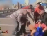 بالفيديو .. امرأة تلد بالشارع والمولود يهرب