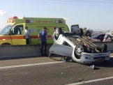 حادث سير خطير بعد انقلاب سياره خصوصيه راساً على عقب في مفرق المكر-عكا