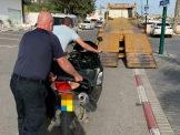 يركا: الشرطة توقف شخص بتهمة القيادة بدون رخصة والاعتداء على افراد الشرطة